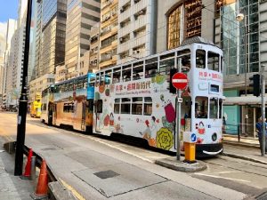 Двухэтажный трамвай в Гонконге фото